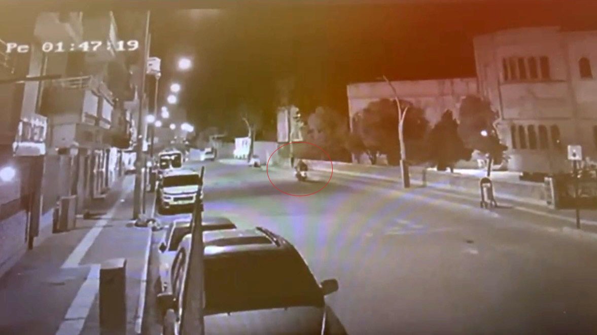 Mardin’de motosikletin kadına çarpma anı güvenlik kamerasına yansıdı