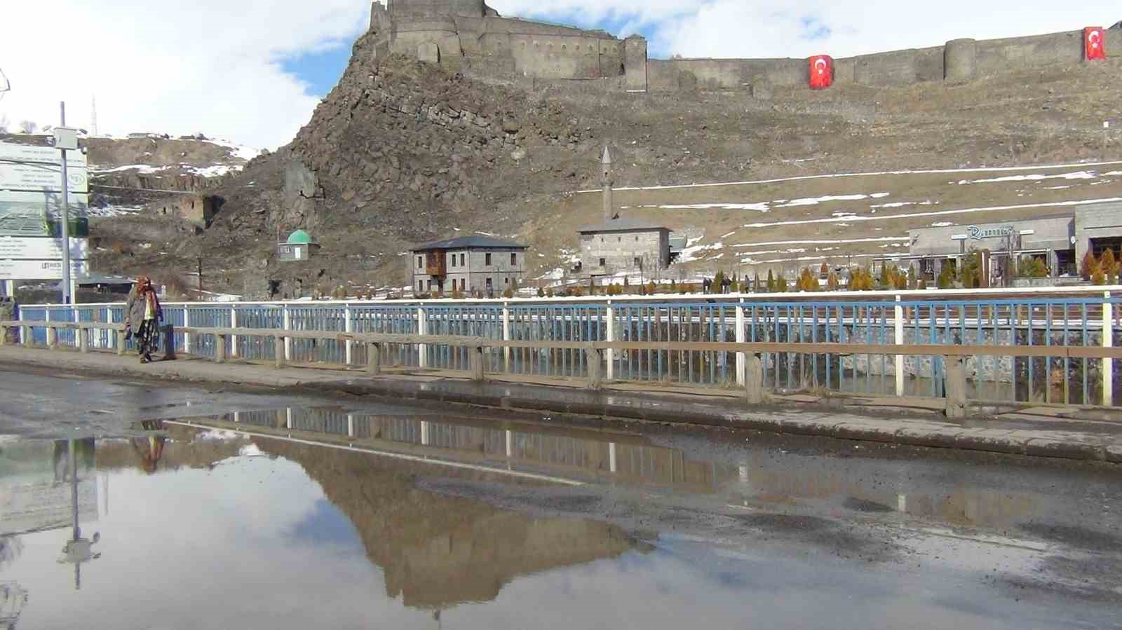 Kars &Ccedil;ayı&rsquo;nda erken bahar: Zemheri beklenirken buzlar &ccedil;&ouml;z&uuml;ld&uuml;

