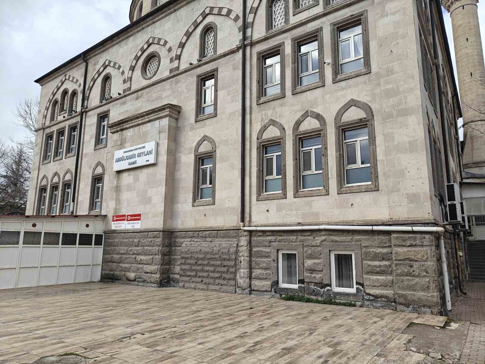 Teravih namazında camiye torpil attı