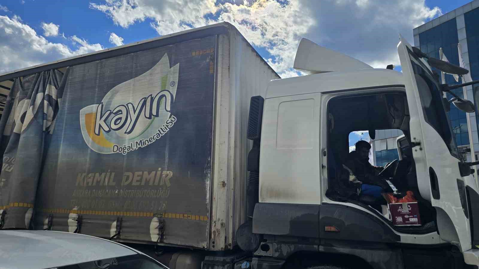 Taşıdığı sularla yangının b&uuml;y&uuml;mesini engelledi
