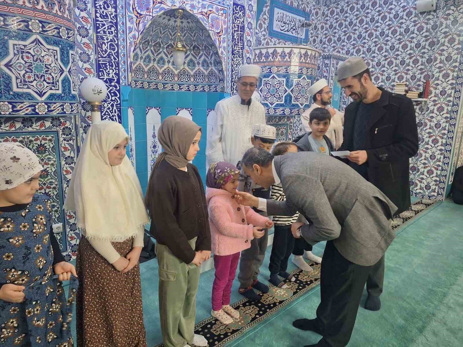 Çorum’da Ramazan’ın ilk teravih namazında çocuklar camide buluştu