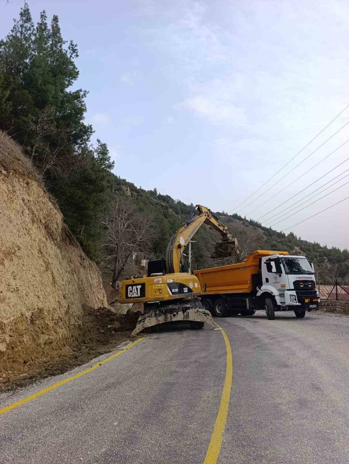 Buldan ve Babadağ&rsquo;da heyelan nedeniyle kapanan yollarda &ccedil;alışmalar başladı
