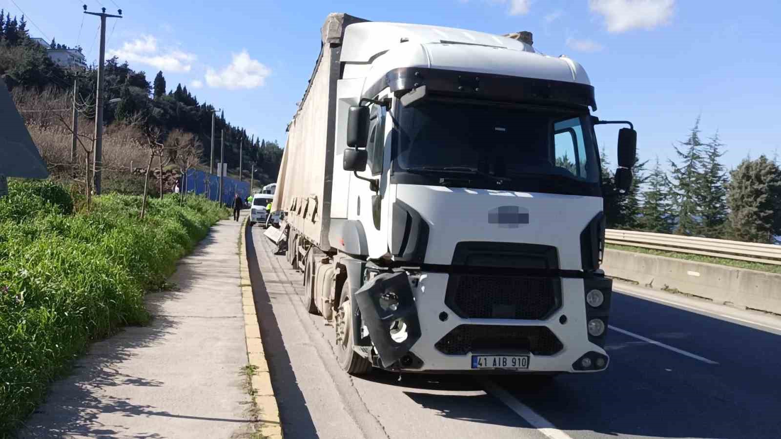 Kazadan ka&ccedil;arken tırlar &ccedil;arpıştı, biri makasladı: 1 yaralı
