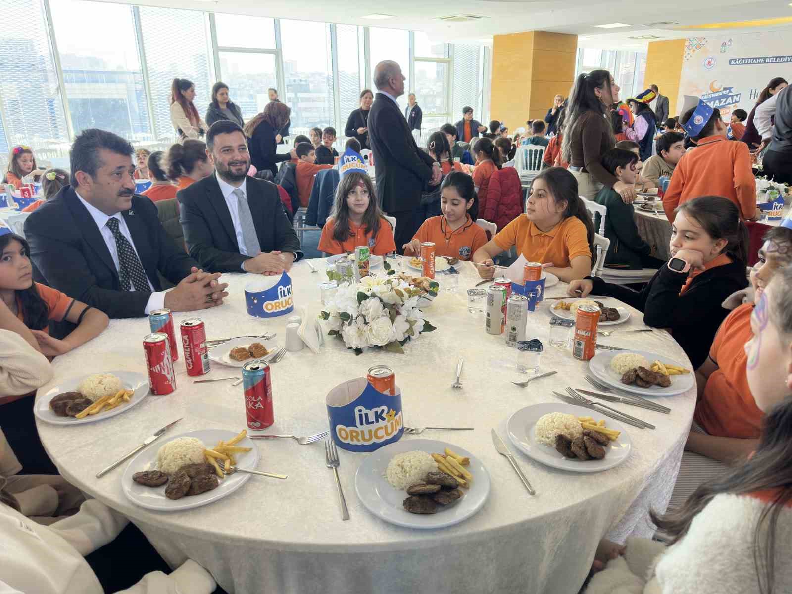 Kağıthane’de Ramazan’ın ilk iftarı miniklerle yapıldı