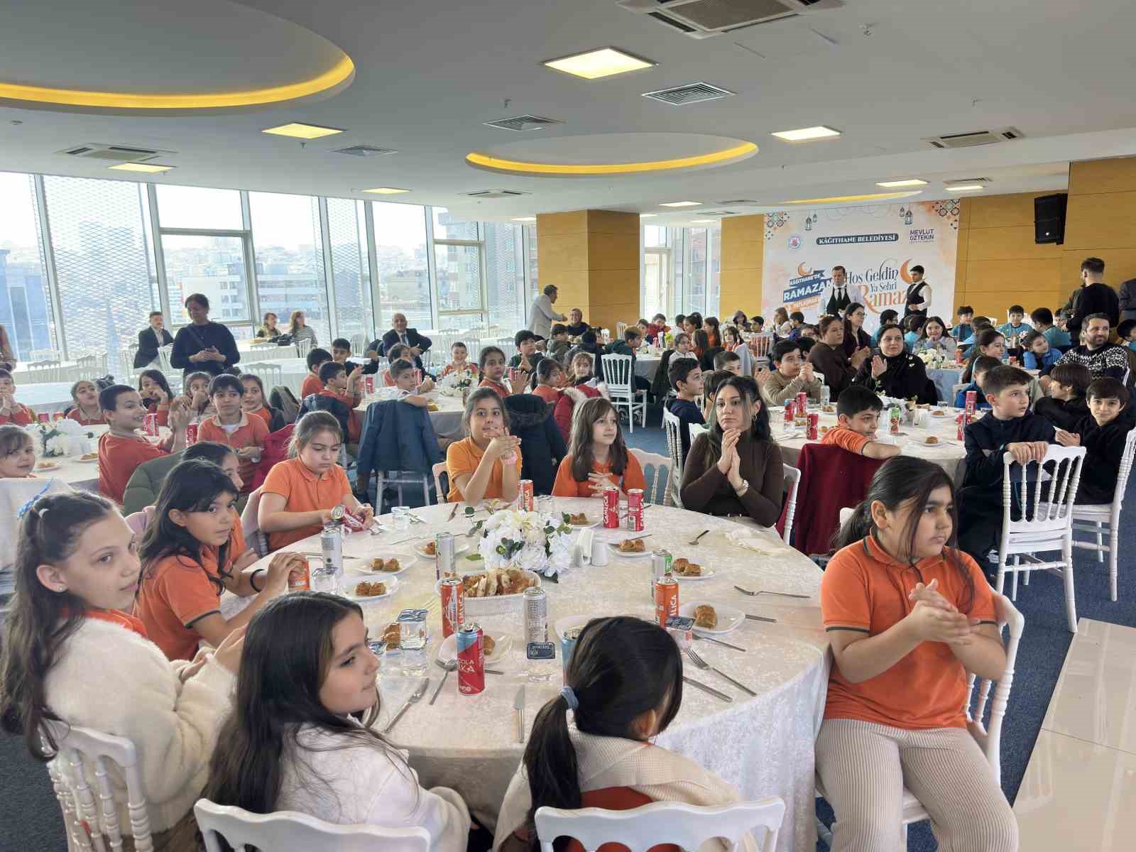 Kağıthane&rsquo;de Ramazan&rsquo;ın ilk iftarı miniklerle yapıldı
