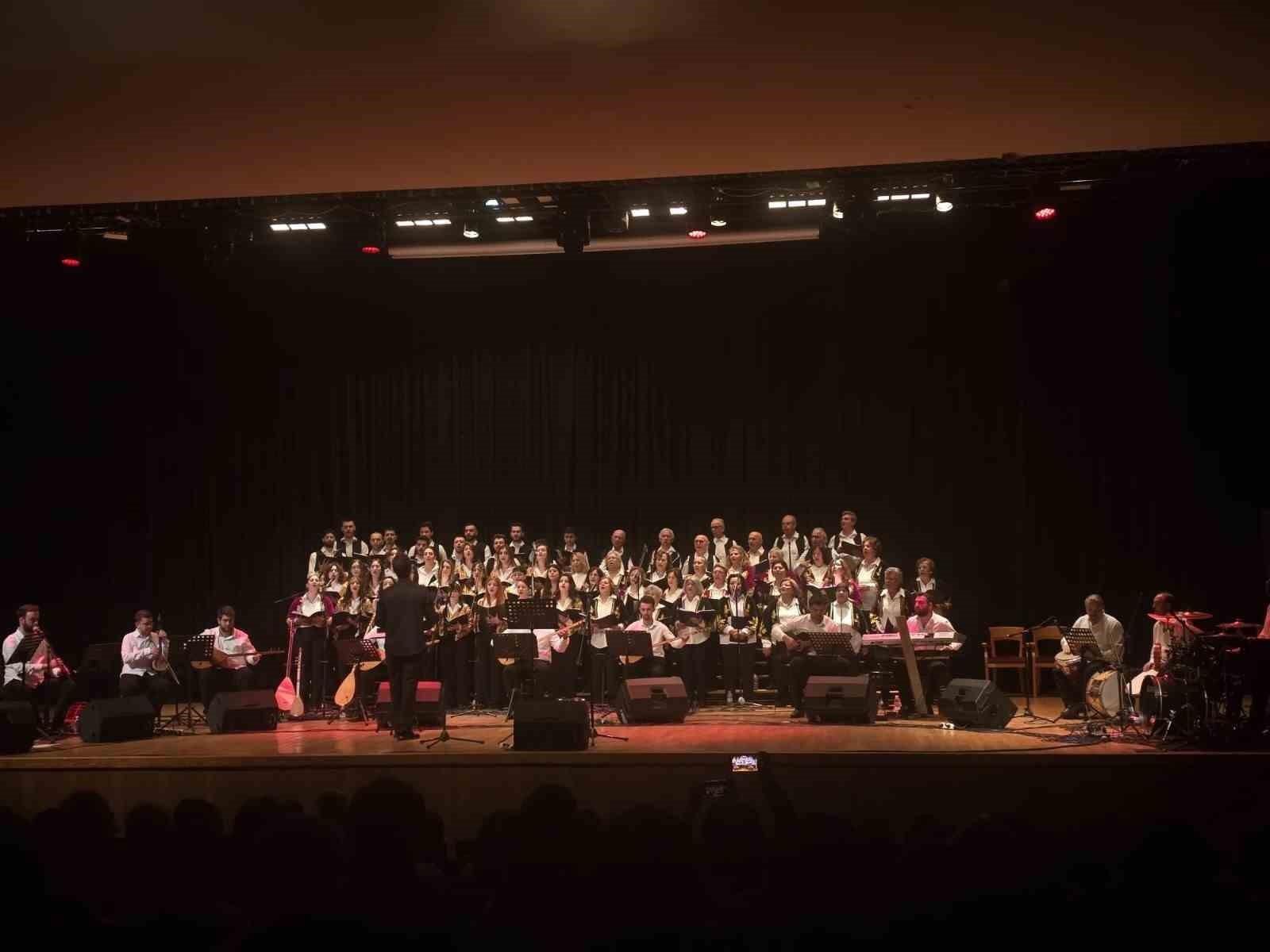 Nesilden Nesile T&uuml;rk&uuml;ler aynı sahnede buluştu
