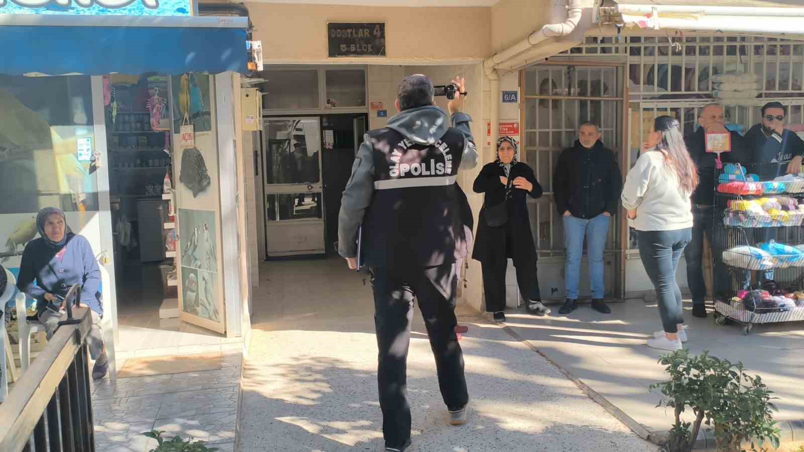 Yanındaki kadını öldürüp aynı silahla intihar etti