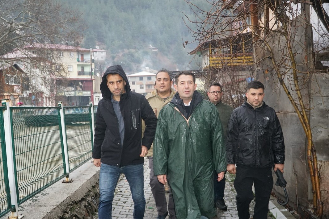 Adana’nın Feke, Saimbeyli ve Kozan ilçelerinde sel sonrası yoğun mesai