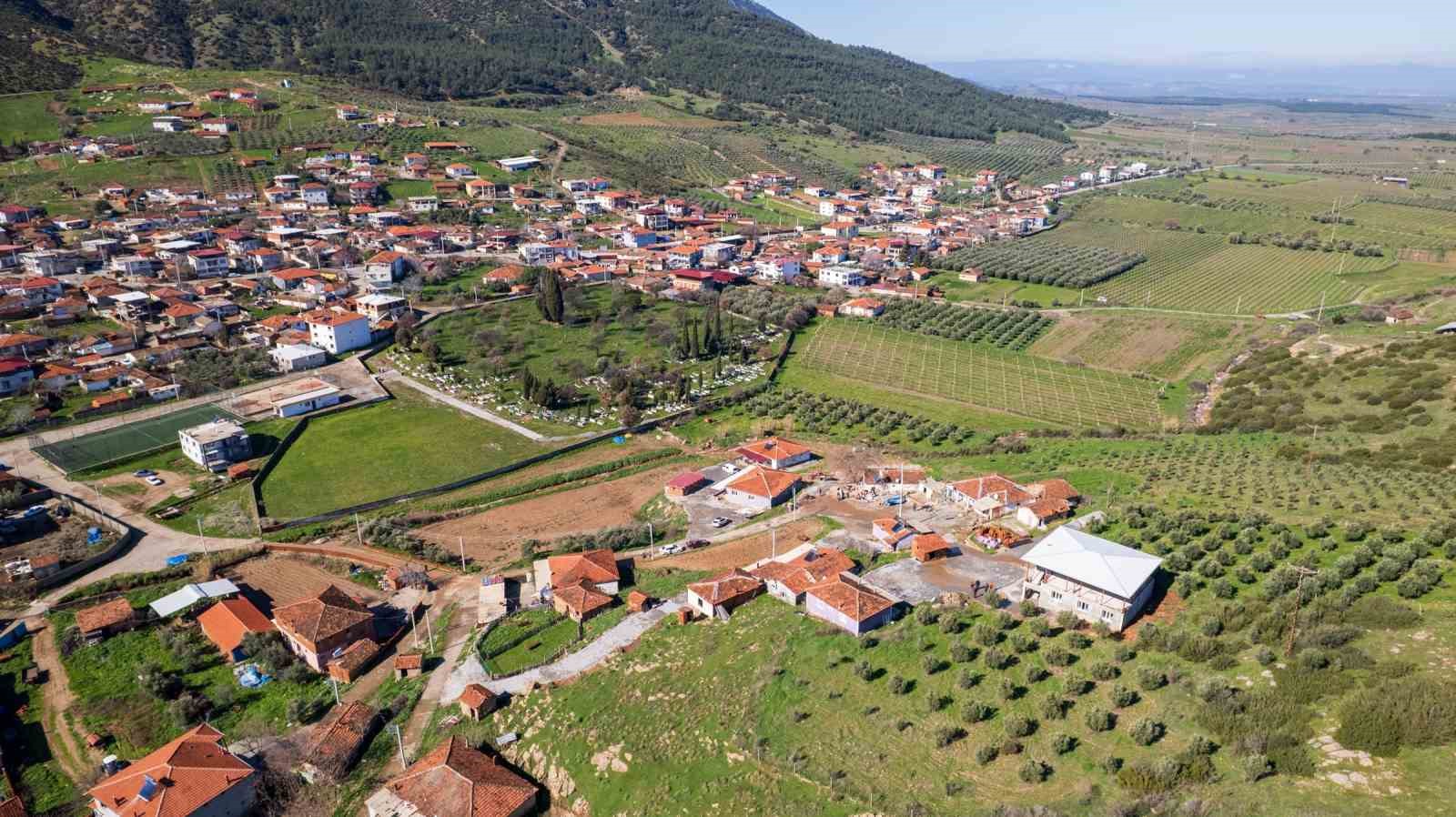 G&ouml;lmarmara&rsquo;da heyelan: 7 ev kullanılamaz hale geldi
