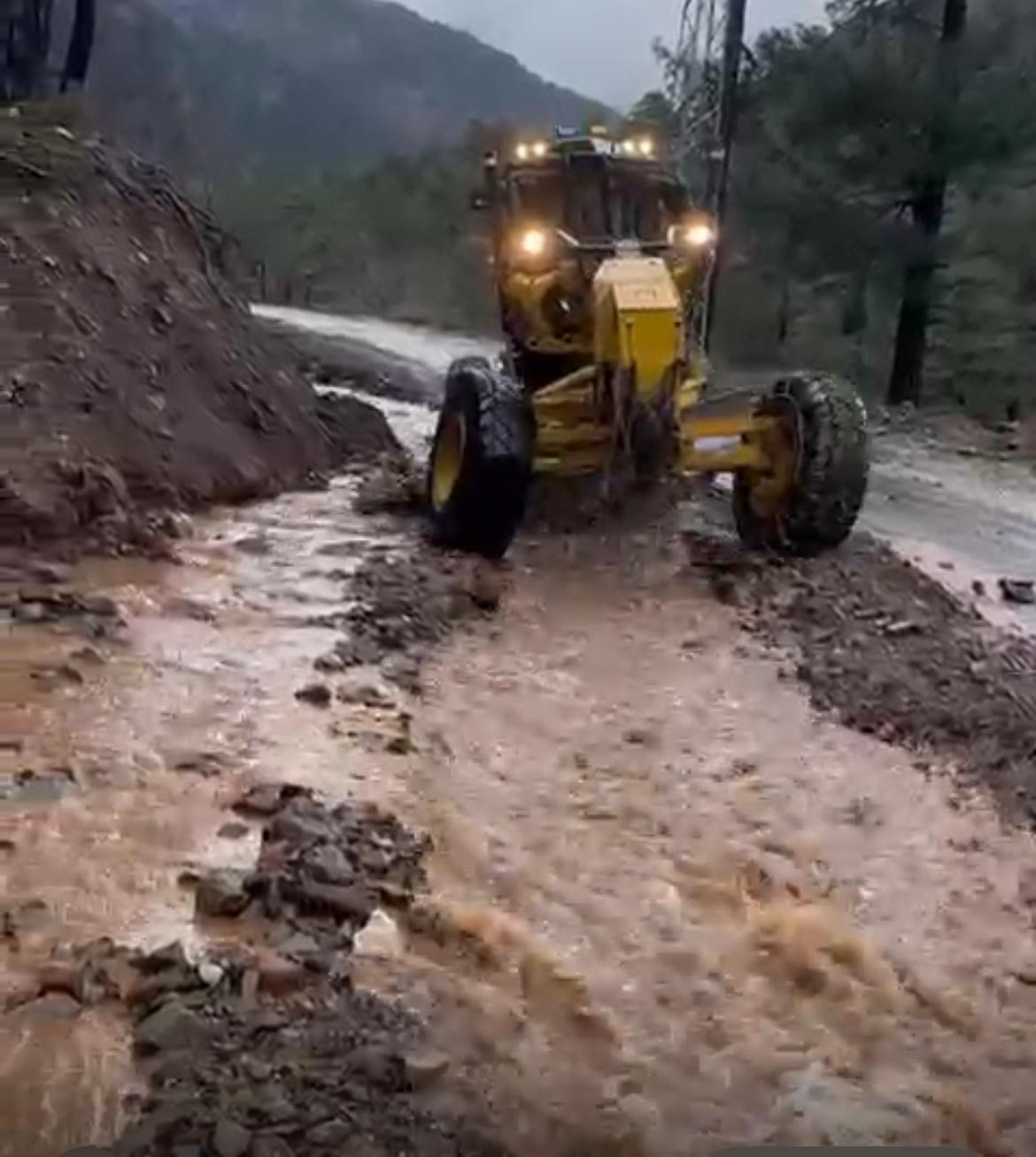 Sel, heyelan ve kar yağışına karşı yoğun m&uuml;cadele
