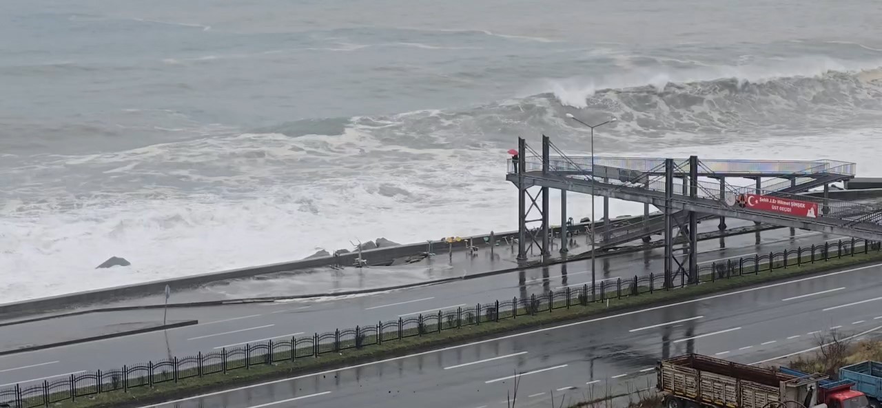 Rize’de dev dalgalar Karadeniz Sahil Yolu’na ulaştı
