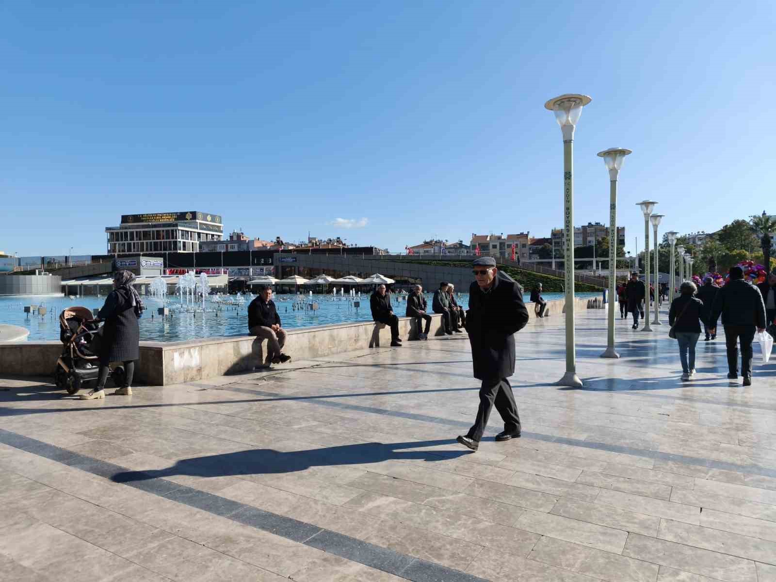 Aydın&rsquo;da g&uuml;neş y&uuml;z&uuml;n&uuml; g&ouml;sterdi, &ccedil;arşıya bahar havası geldi
