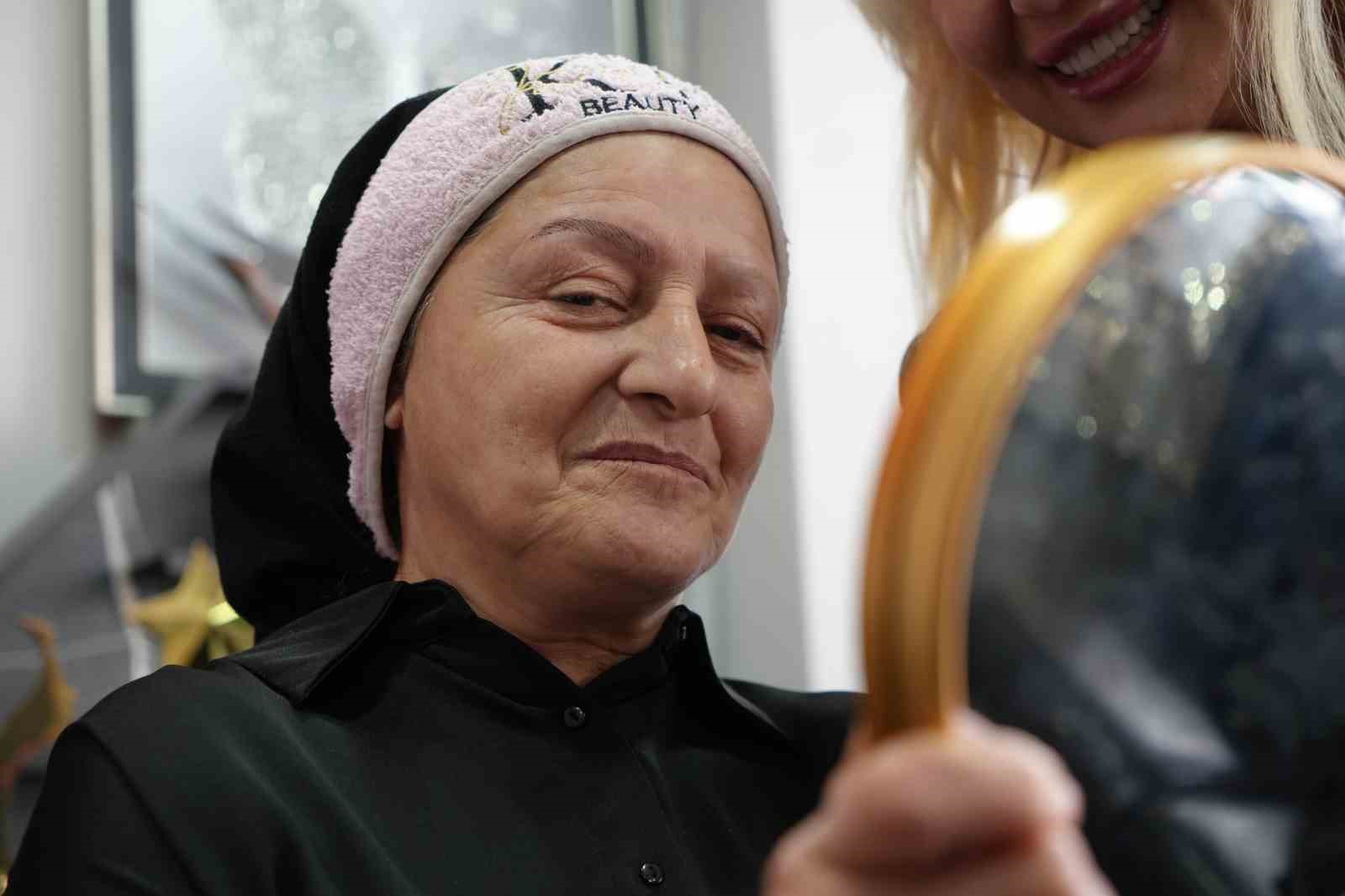 Yakınlarını kanserden kaybetti, kanser hastalarına kaş ve kalıcı makyajla moral oldu
