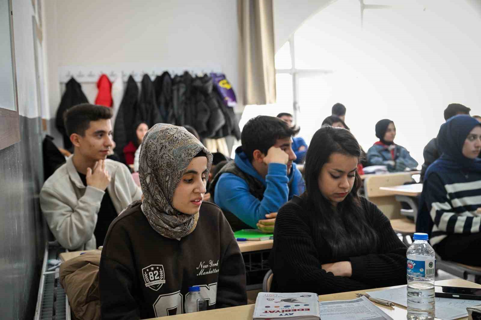 Malatya&rsquo;da g&ouml;rme engelli iki kardeşin YKS azmi ilham veriyor
