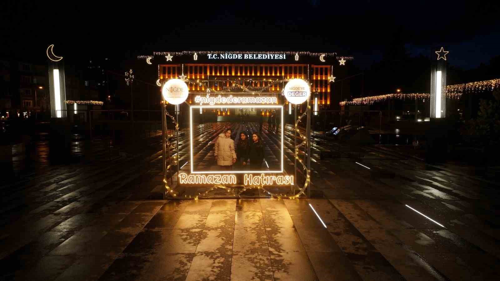 Niğde&rsquo;de Ramazan ayında &Ouml;mer Halisdemir Meydanı&rsquo;nda g&ouml;rsel ş&ouml;len
