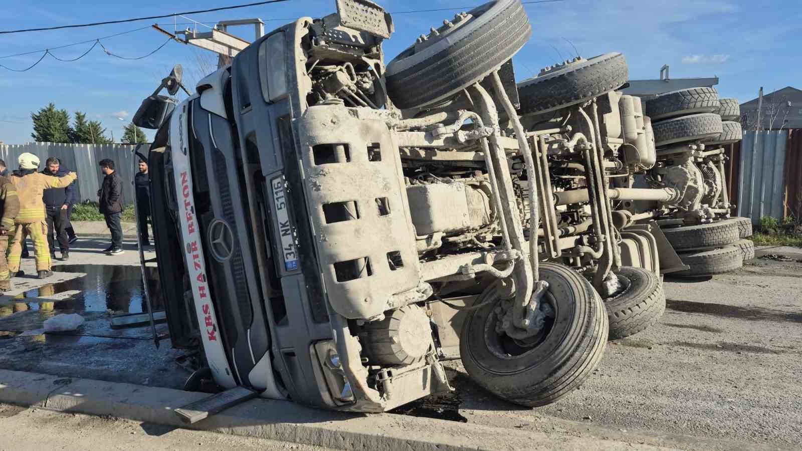 Sultangazi&rsquo;de beton mikseri devrildi: S&uuml;r&uuml;c&uuml; yaralandı
