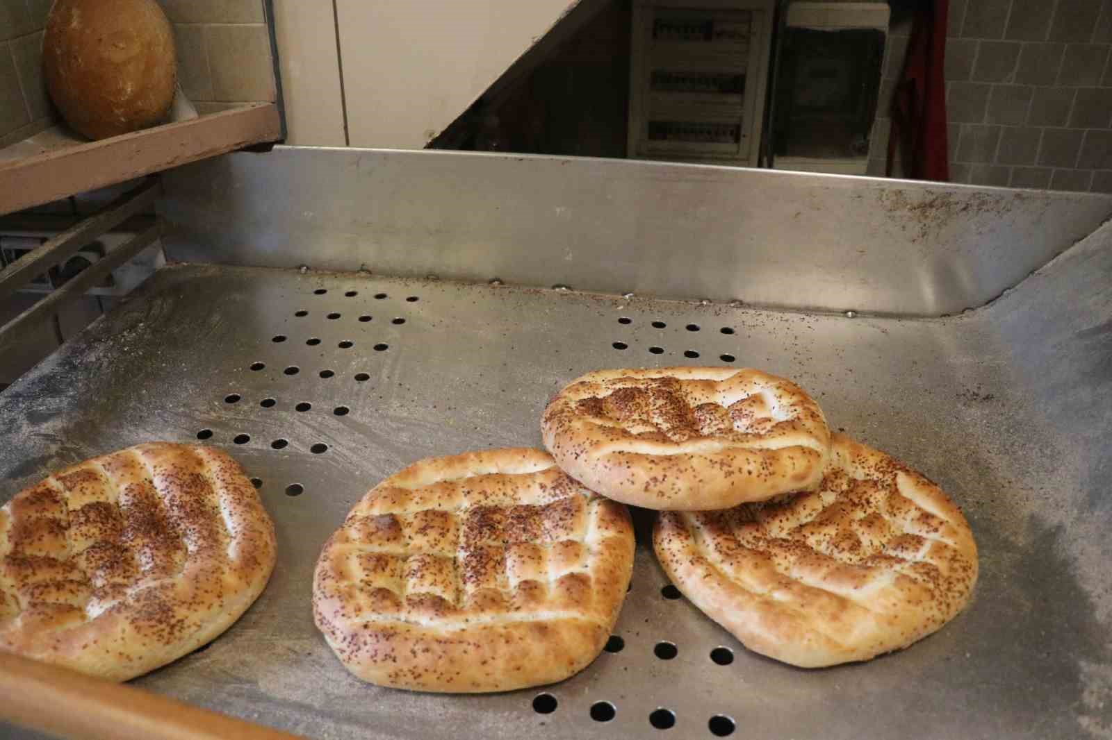Sakarya&rsquo;da ilk iftar &ouml;ncesi metrelerce pide kuyruğu
