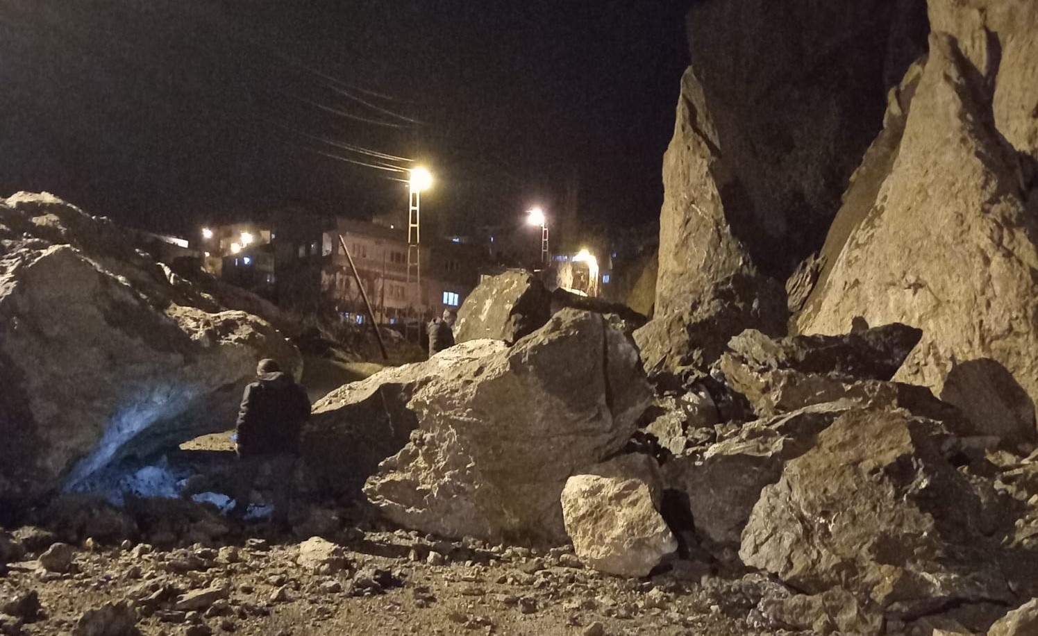 Hakkari&rsquo;de dev kayalar mahalle yoluna d&uuml;şt&uuml;
