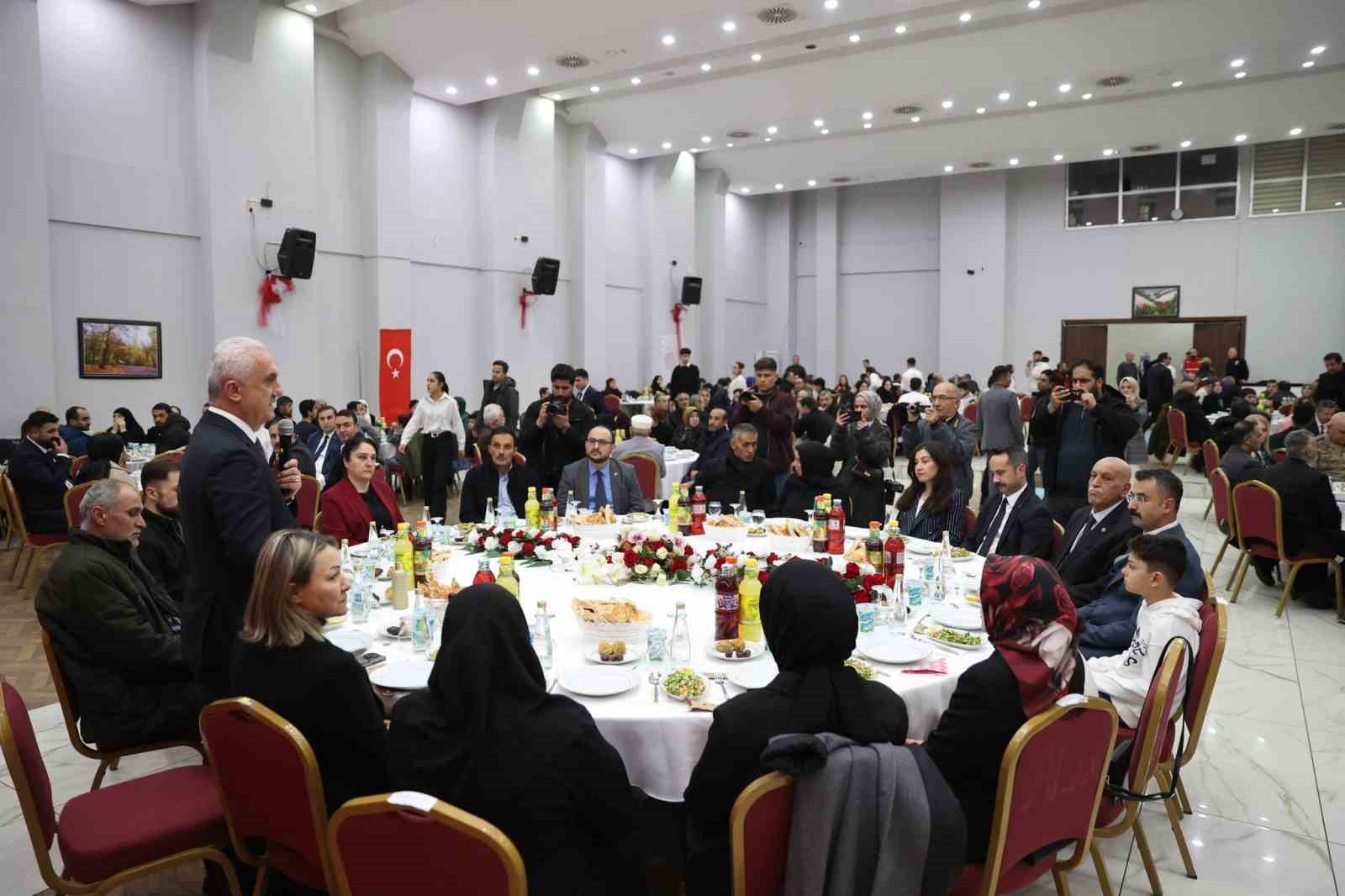 Muş’ta Ramazan’ın ilk iftarı şehit yakınları ve gazilerle yapıldı