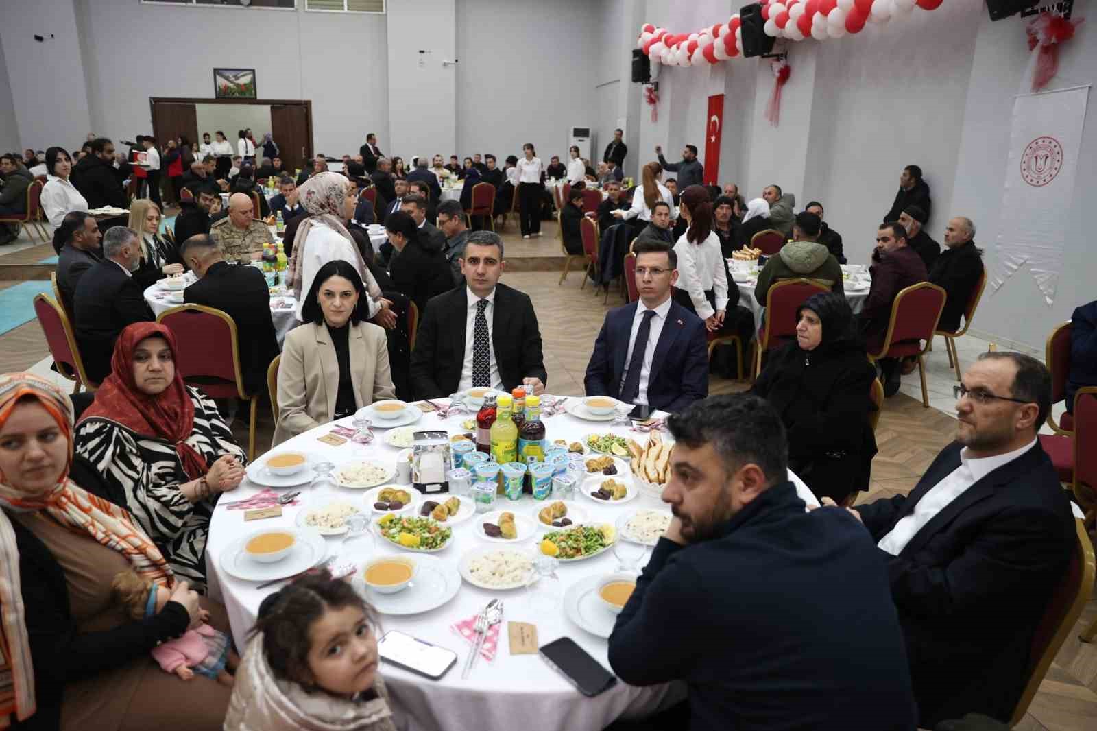 Muş&rsquo;ta Ramazan&rsquo;ın ilk iftarı şehit yakınları ve gazilerle yapıldı
