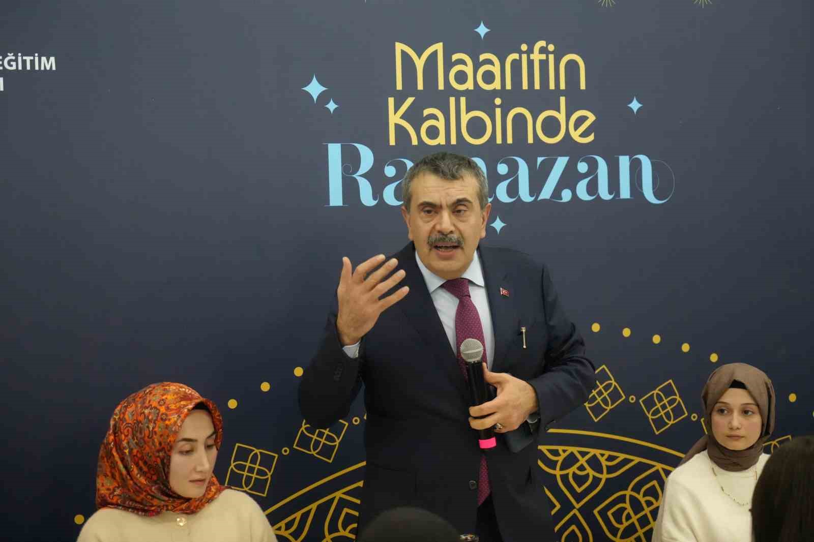 Milli Eğitim Bakanı Tekin, Erzurum’da şehit aileleri ve gazilerle buluştu, ilk iftarını öğrencilerle açtı