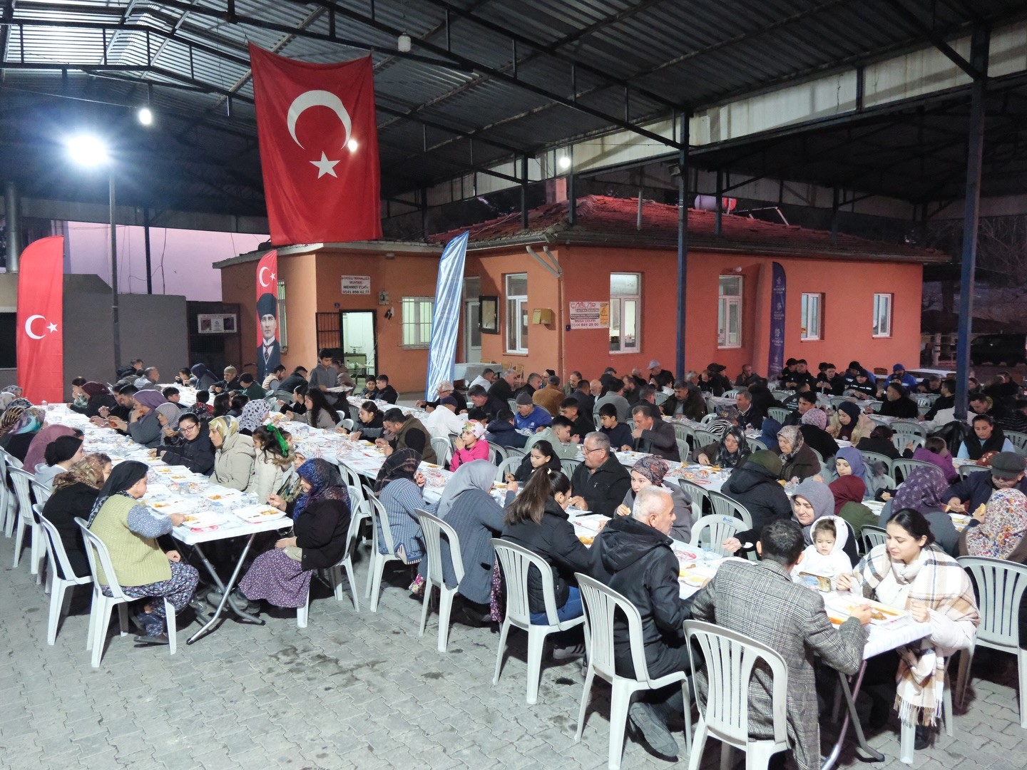 Başkan Erol ilk iftarını vatandaşlarla açtı