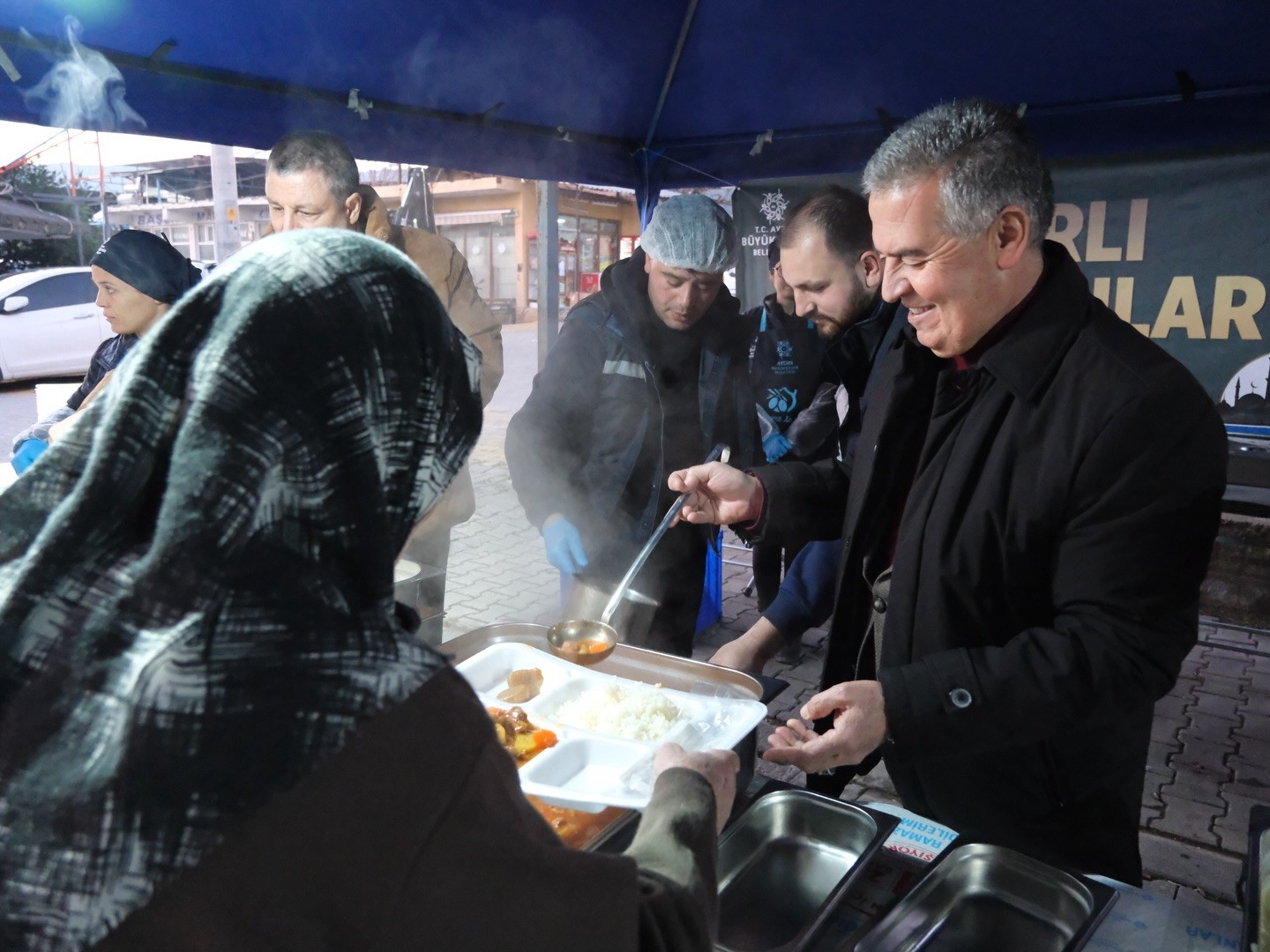 Başkan Erol ilk iftarını vatandaşlarla a&ccedil;tı
