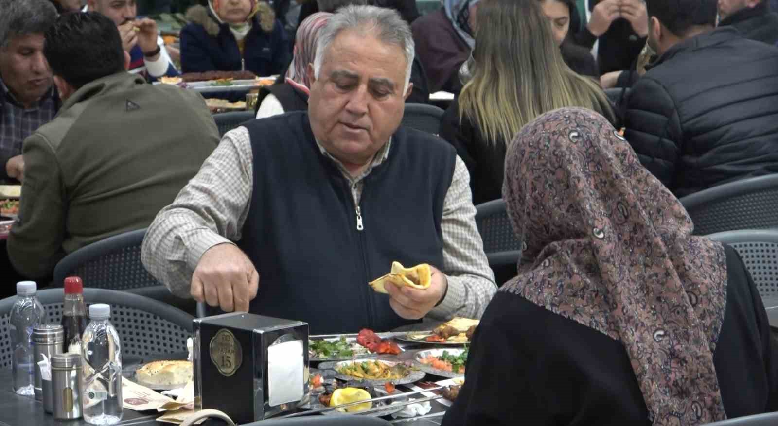 Adanalılar ilk iftarda kebap&ccedil;ılara akın etti

