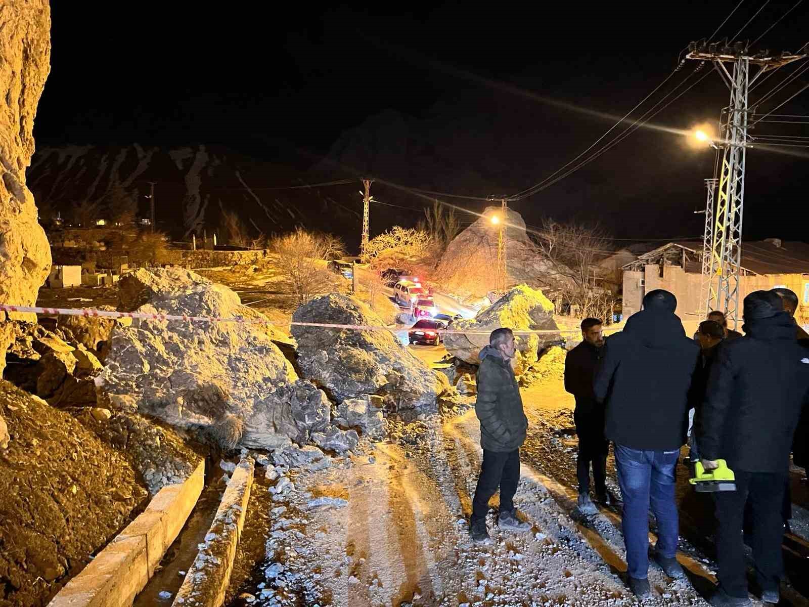 Vali yardımcıları dev kayaların d&uuml;şt&uuml;ğ&uuml; b&ouml;lgede inceleme yaptı
