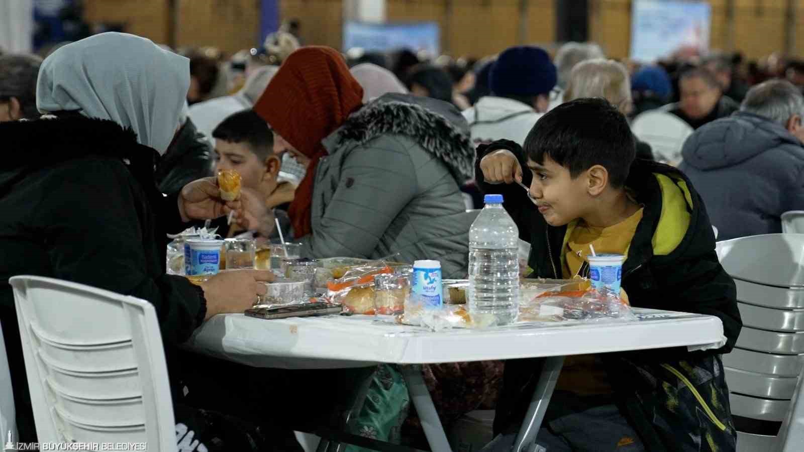 İzmir B&uuml;y&uuml;kşehir Belediyesi ilk iftar sofrasını Gaziemir&rsquo;de kurdu
