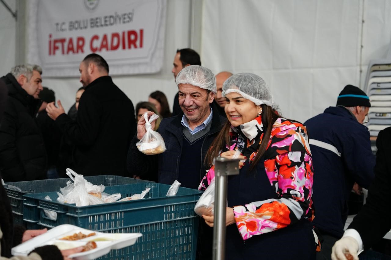 Bolu Belediyesi iftar &ccedil;adırına yoğun ilgi

