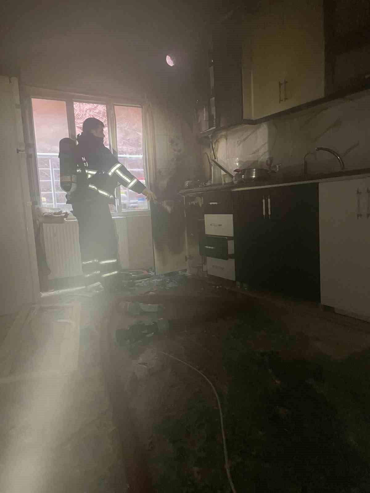 Mardin&rsquo;de apartman dairesinde &ccedil;ıkan yangın s&ouml;nd&uuml;r&uuml;ld&uuml;
