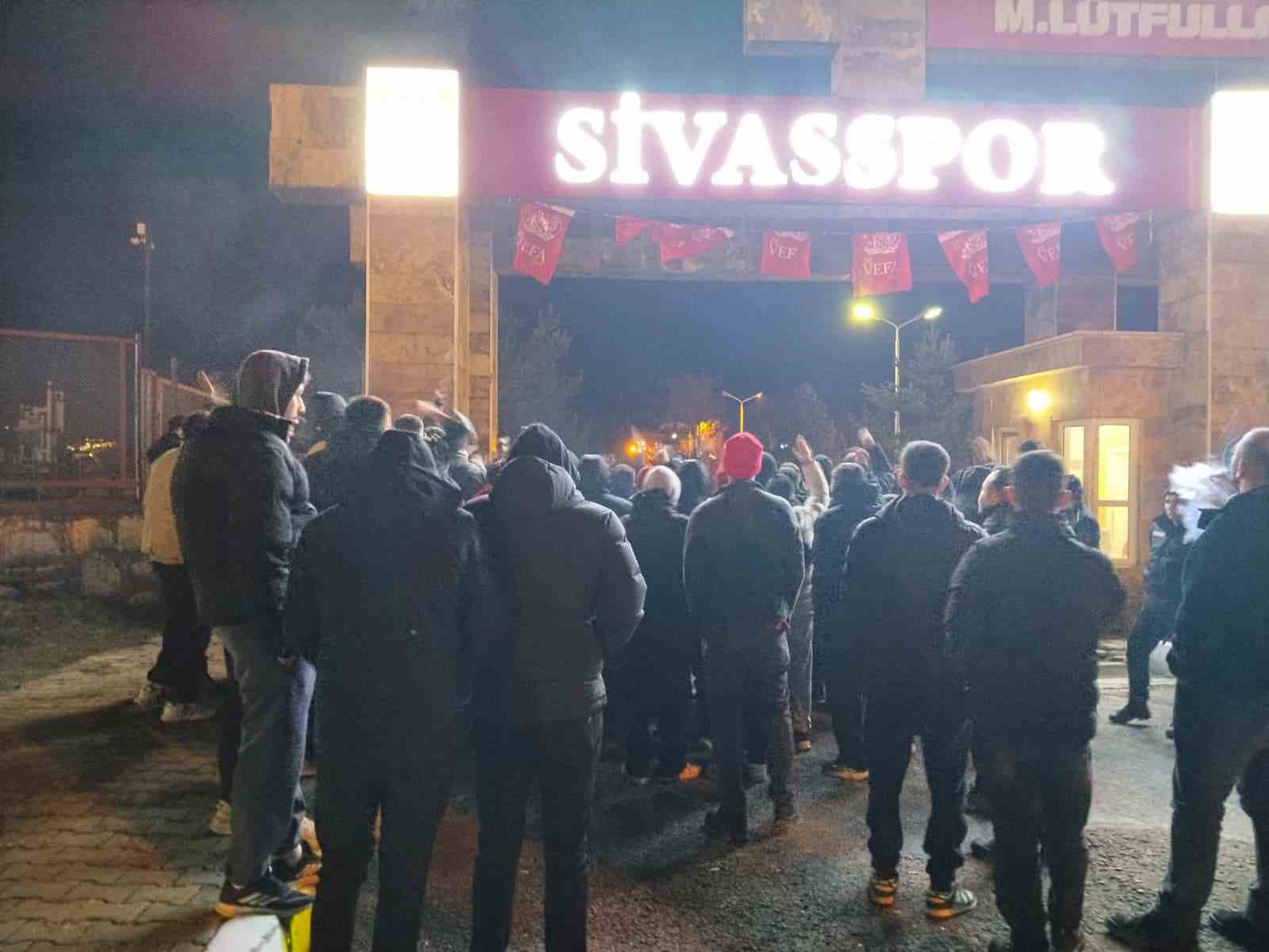 Sivasspor&rsquo;a taraftarlardan tesislerde protesto
