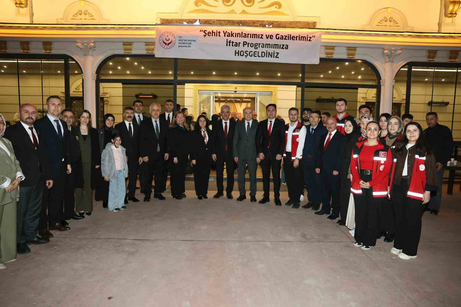 D&uuml;zce&rsquo;de gaziler ve şehit yakınları iftar sofrasında buluştu
