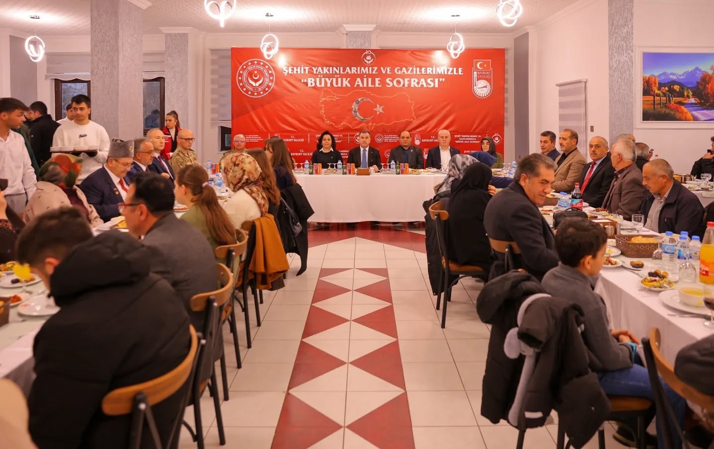 Bayburt&rsquo;ta "B&uuml;y&uuml;k Aile Sofraları" iftarı şehit aileleri ve gazilerle paylaşıldı

