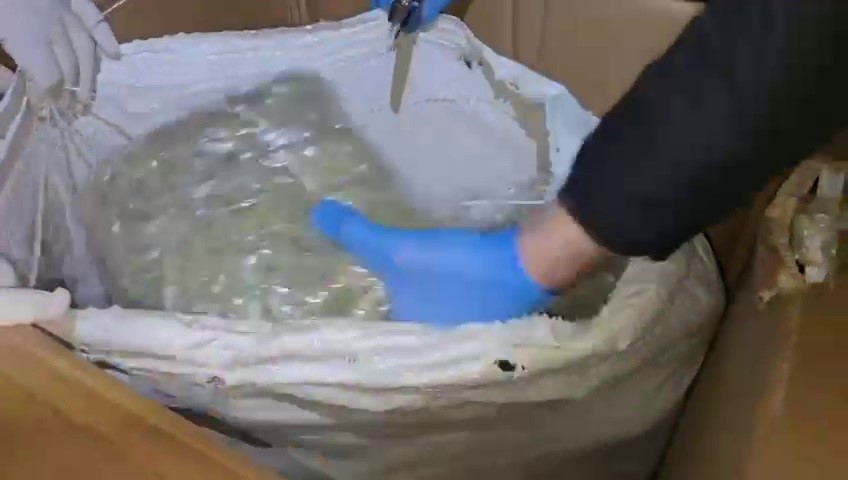 Kamyonet kasasında battaniyeyle saklanan 11 kilo 200 gram uyuşturucu yakalandı