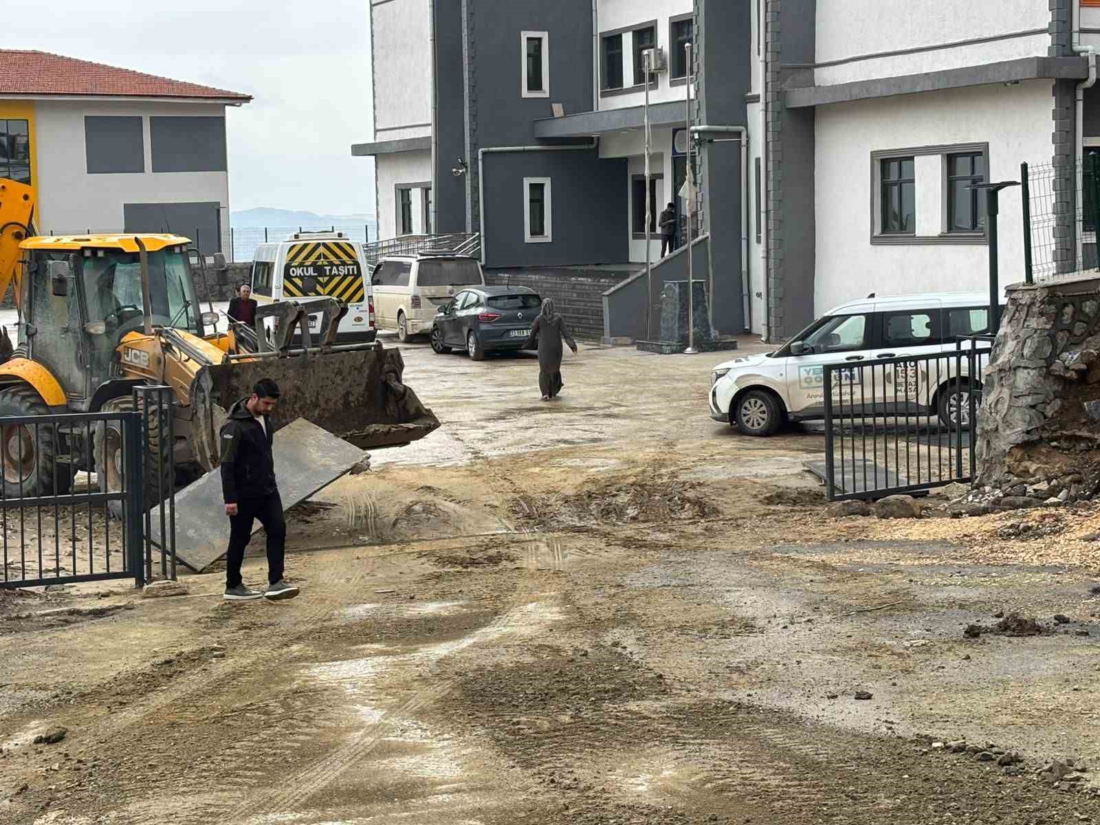 Vatandaş ‘Zor olamaz’ diye paylaştı, Hatay Büyükşehir Belediyesi öğrencilerin okul yolunu temizlendi