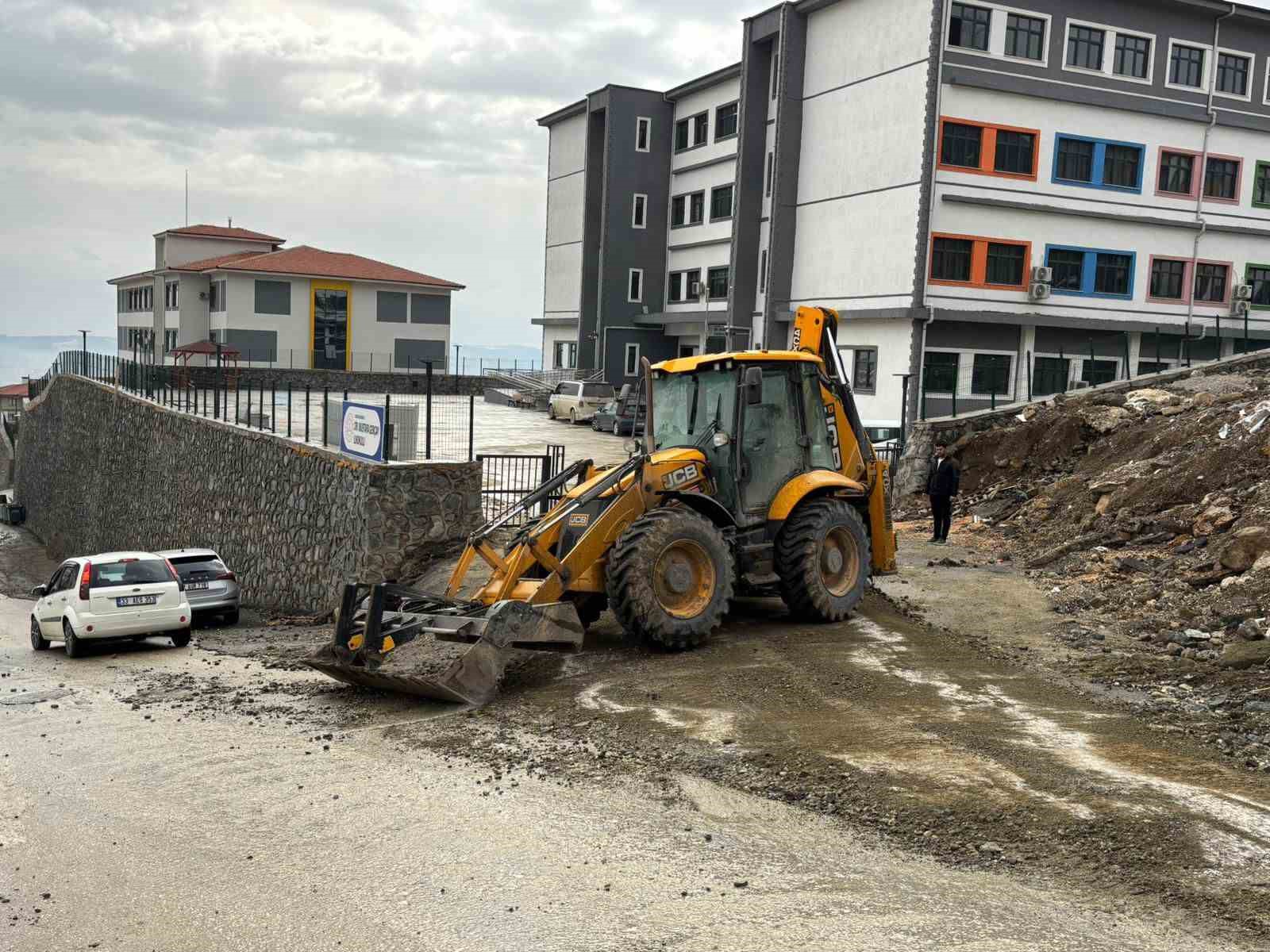 Vatandaş &lsquo;Zor olamaz&rsquo; diye paylaştı, Hatay B&uuml;y&uuml;kşehir Belediyesi &ouml;ğrencilerin okul yolunu temizlendi
