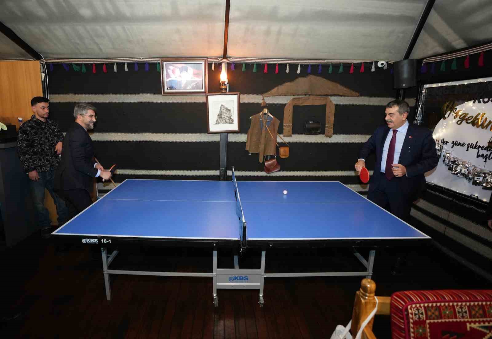 Bakan Tekin Ramazan &ccedil;adırında gen&ccedil;lerle buluştu
