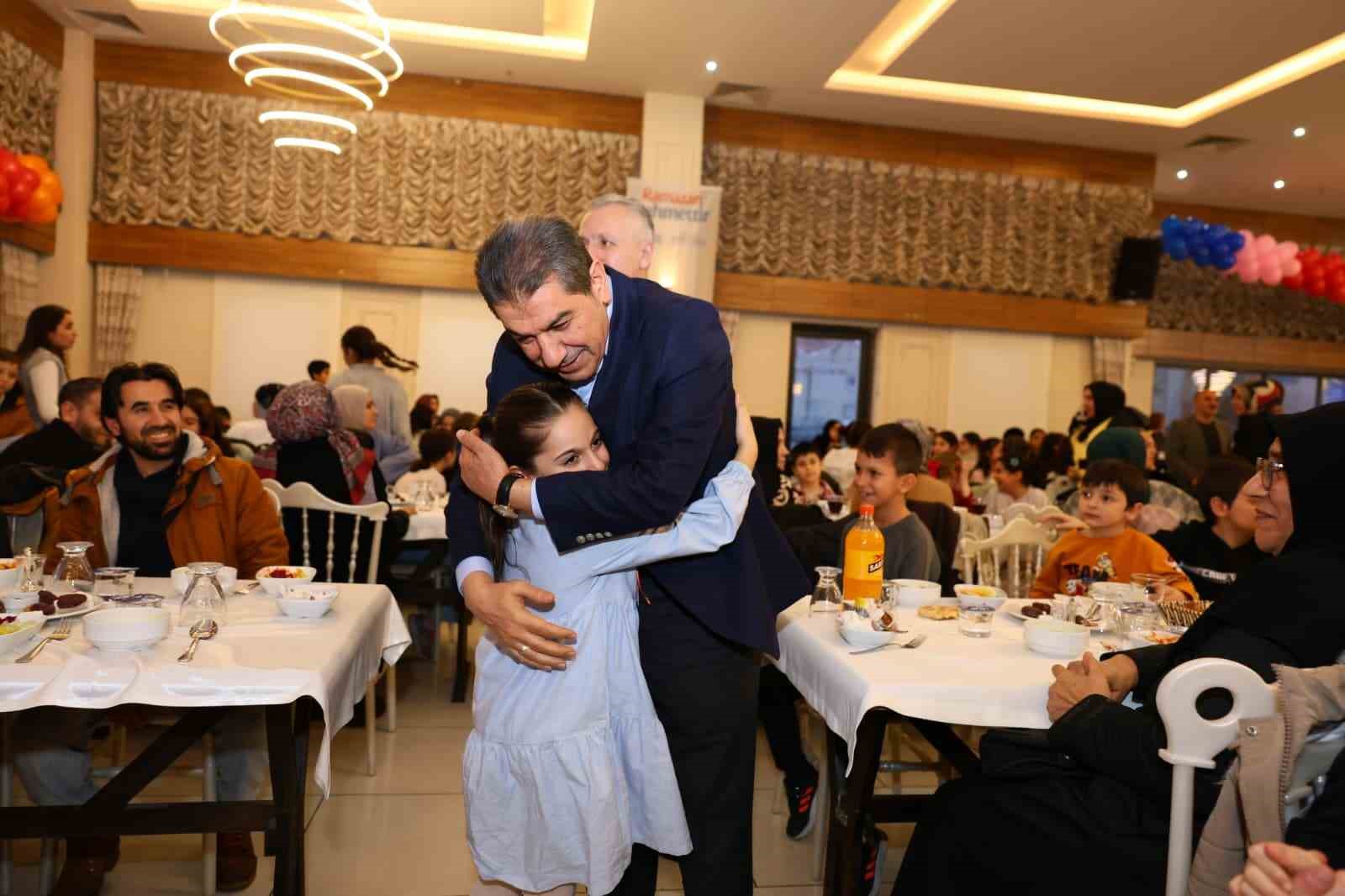 Esenler&rsquo;de, 500 &ccedil;ocuk ilk oru&ccedil; heyecanını aynı sofrada paylaştı
