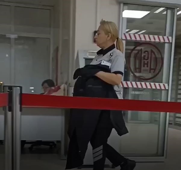 Hastanede uyuyan &ccedil;ocuğun &uuml;zerini &ouml;rten g&uuml;venlik g&ouml;revlisi y&uuml;rekleri ısıttı
