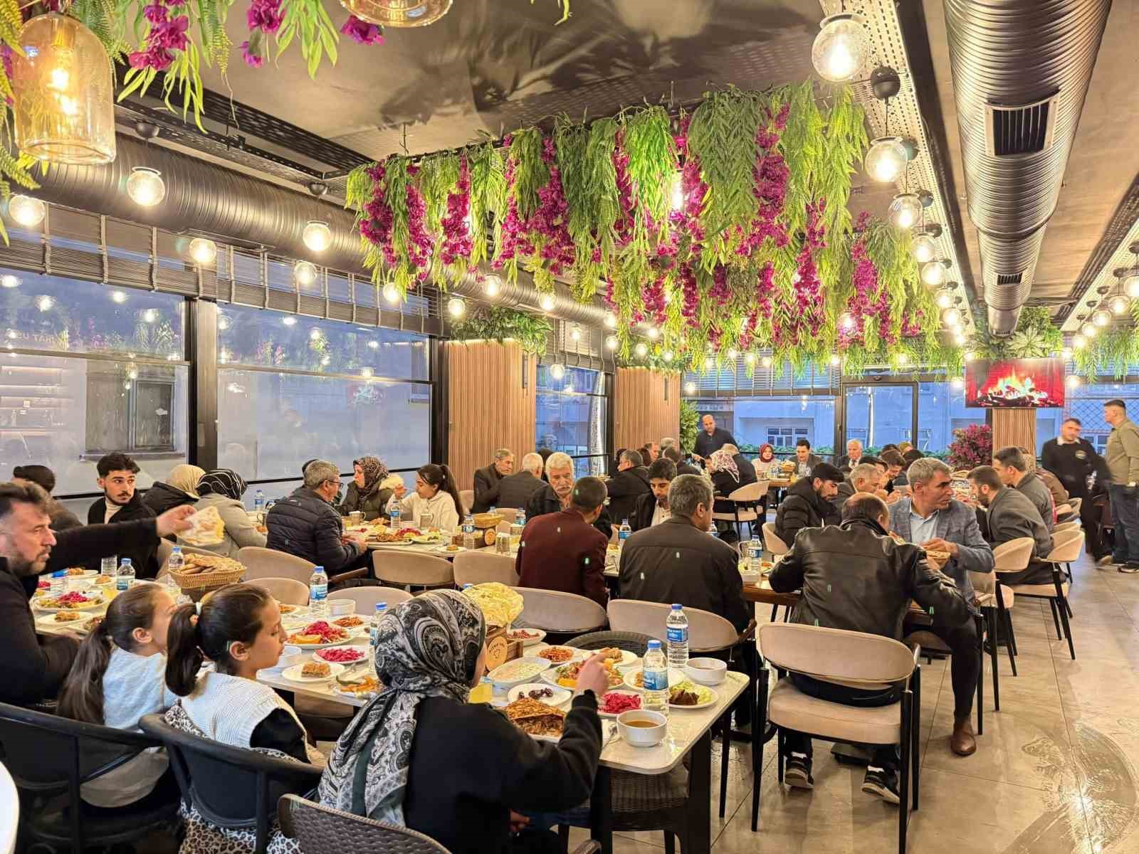 &Ccedil;ermik Kaymakamı Karataş, ilk iftar sofrasında şehit aileleri ile buluştu
