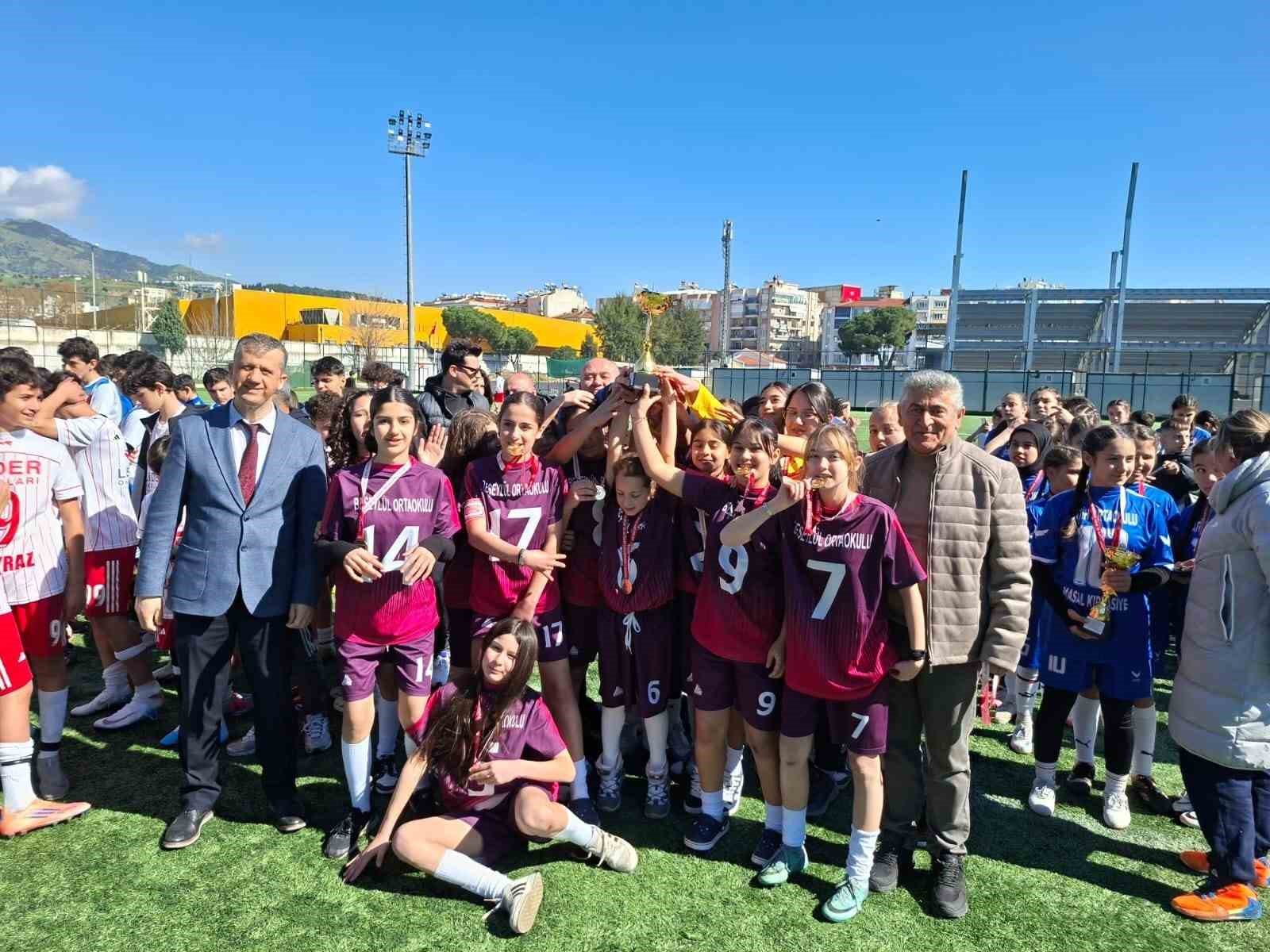 Nazilli Beşeyl&uuml;l Ortaokulu kız futbol takımı il şampiyonu oldu
