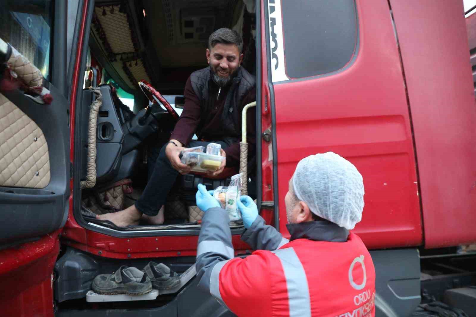 Ordu’da yolda olanlara iftar yemeği ikramı sürüyor