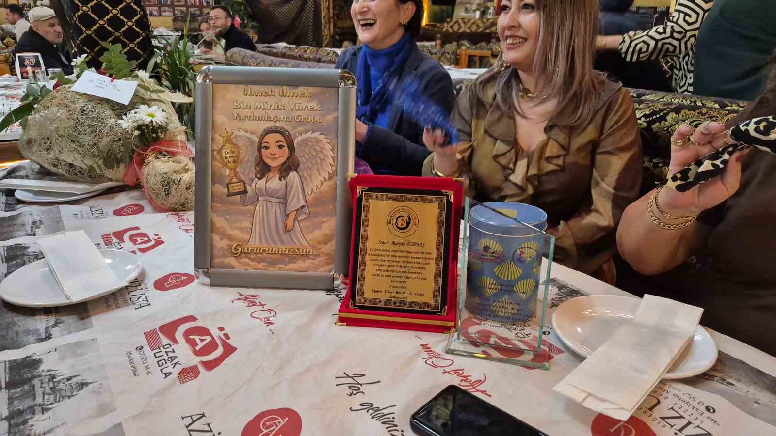 &rsquo;Yılın En Başarılı Hizmet &Ouml;d&uuml;l&uuml;&rsquo;n&uuml; alan hayırsevere g&ouml;n&uuml;ll&uuml;lerden b&uuml;y&uuml;k s&uuml;rpriz
