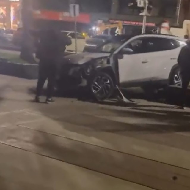 Fren yerine gaza bastı, yürüyüş yoluna girdi