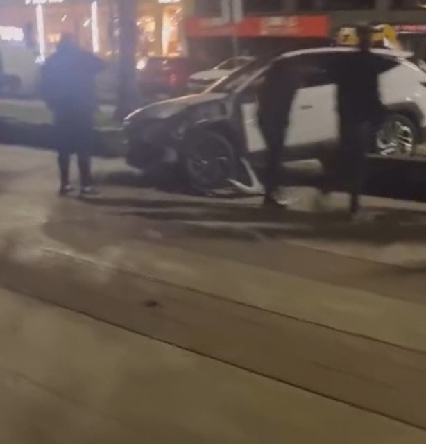 Fren yerine gaza bastı, y&uuml;r&uuml;y&uuml;ş yoluna girdi
