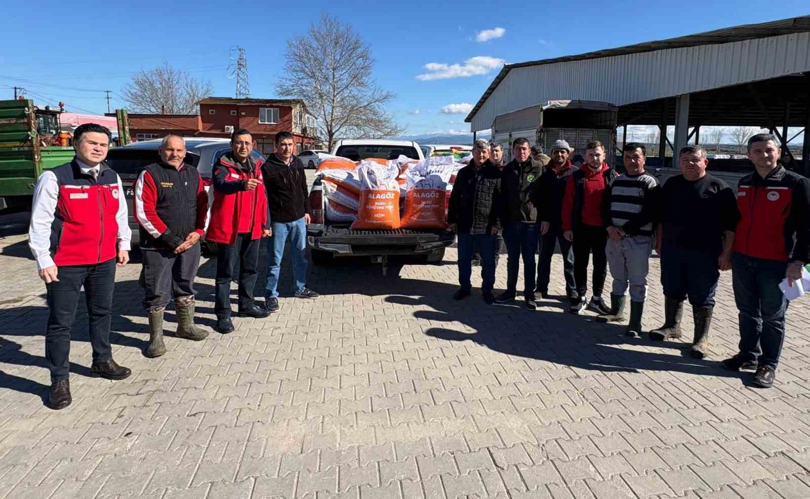 Ezine&rsquo;de taşkından etkilenen yetiştiricilere yem desteği
