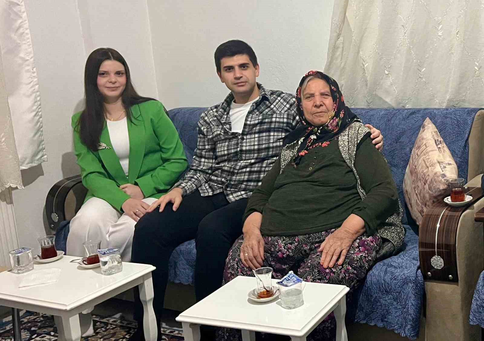 Dumlupınar Kaymakamı Teltik, iftarını şehit ailesiyle a&ccedil;tı
