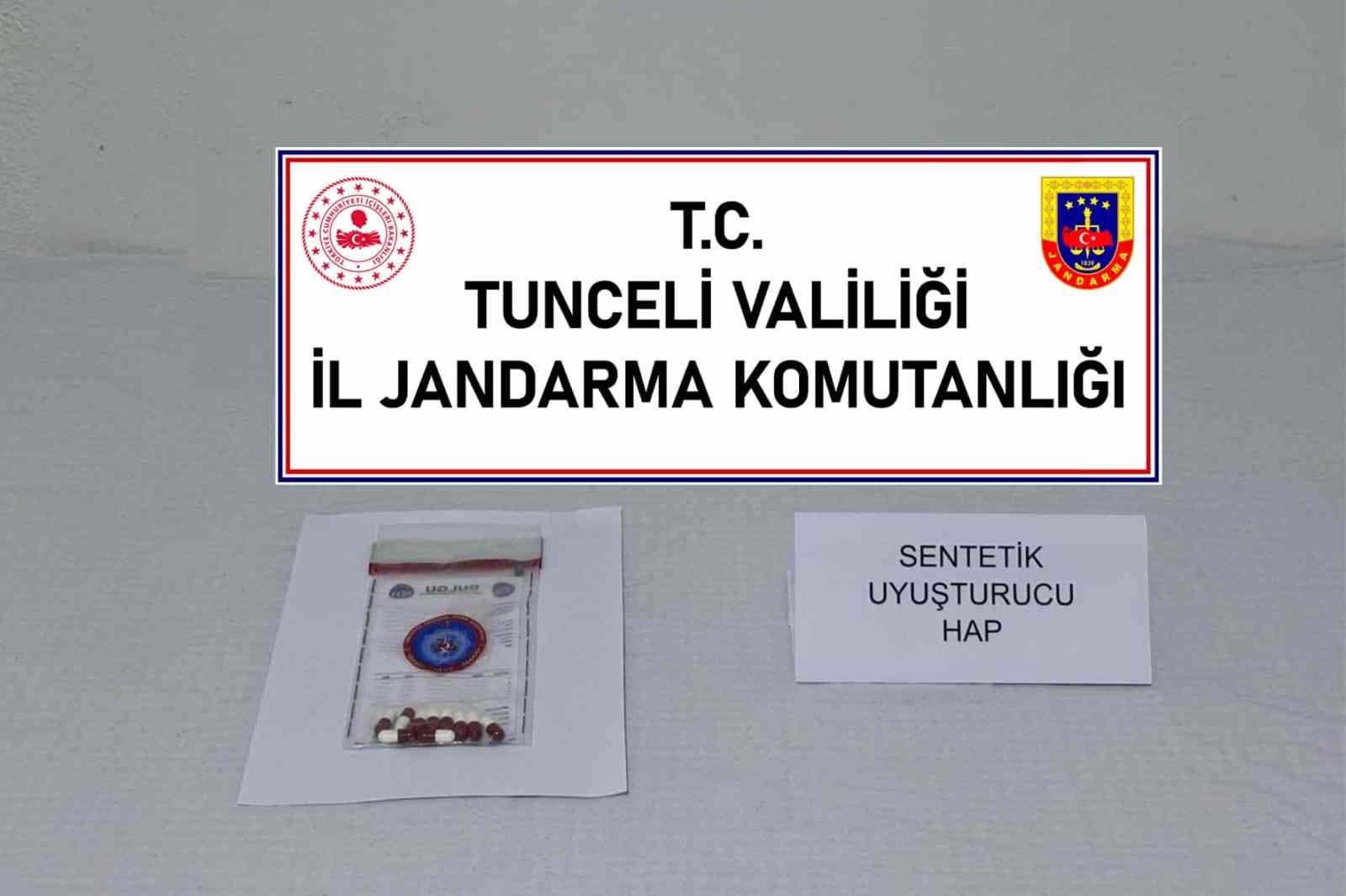 Tunceli&rsquo;de aranan 2 h&uuml;k&uuml;ml&uuml; yakalandı, 1 ş&uuml;pheliye uyuşturucudan işlem yapıldı
